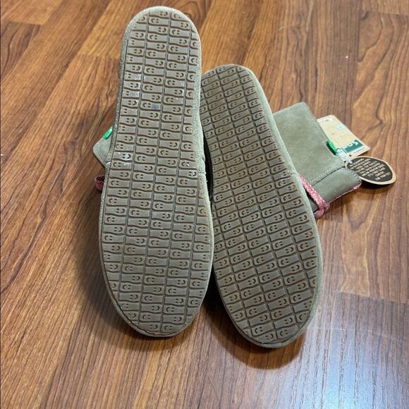 Sanuk Brown Ankle Boots with Pink Laces - Picture 9 of 11